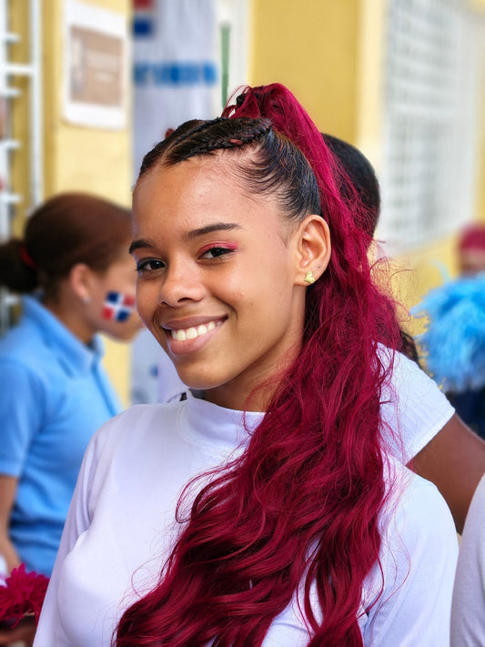Joven latina con una cola trenzada y los bordes definidos, Cultura y Textura de Grow Your Edges Back